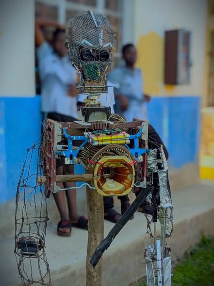Umunyeshuri w’Umunya-Uganda yakoze robot imeze nk’umuntu