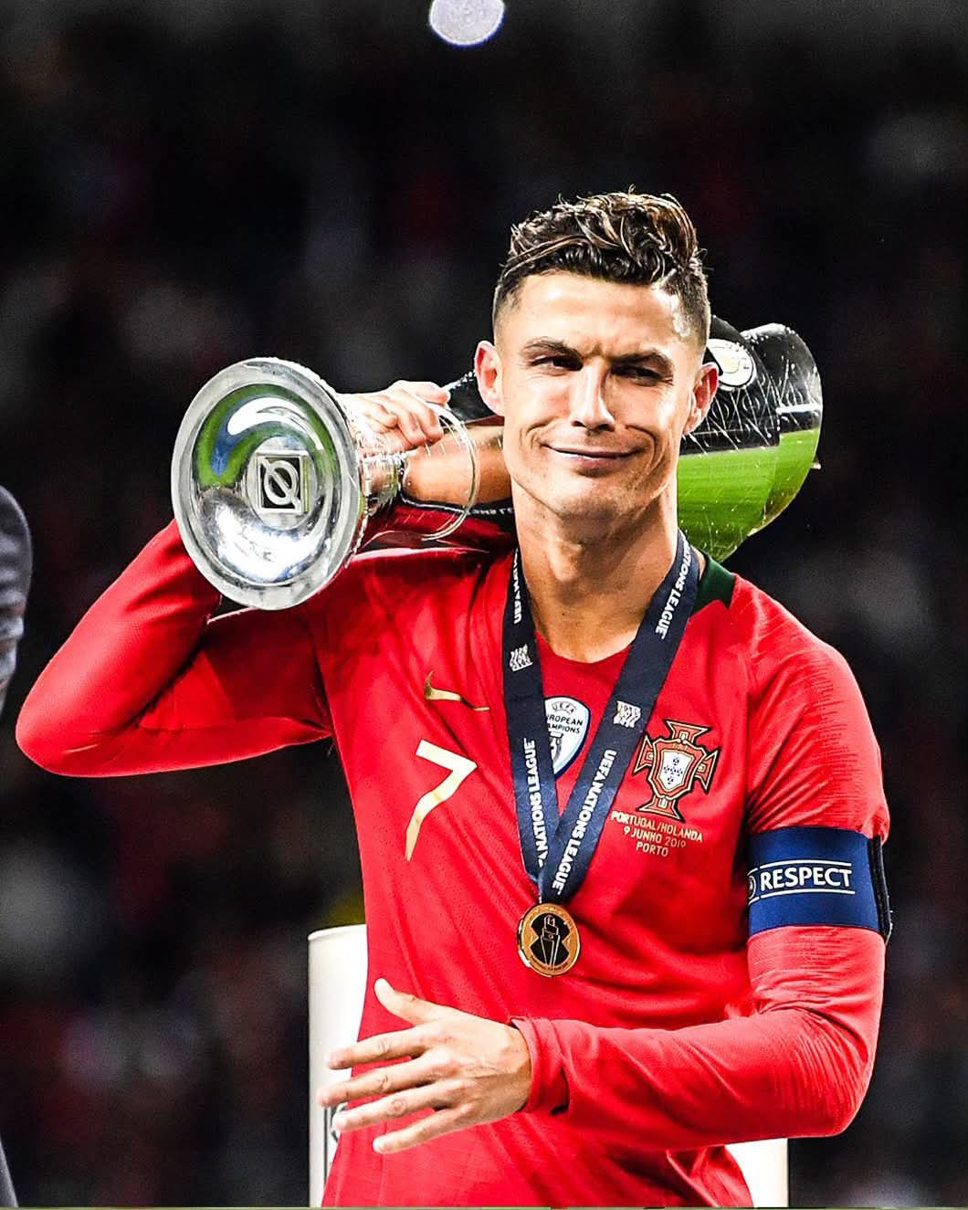 Ronaldo Yivumbuye, Abafana Batera Portugal Umugongo